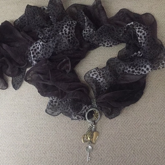 Cool black/white scarf with removable charm clip. - Picture 2 of 3